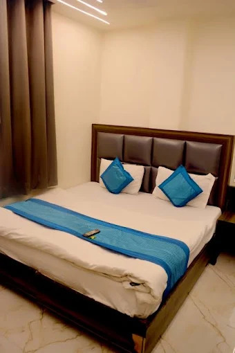 Delhi Empire DX deluxe king room with brown tufted headboard and modern interiors