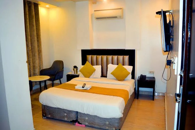 Deluxe double room with flat-screen TV and AC at Hotel Delhi Empire DX